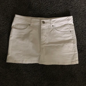 Vit jeanskjol - Fin vit jeanskjol som är väldigt bekväm då den är väldigt stretchig. Endast testad. 