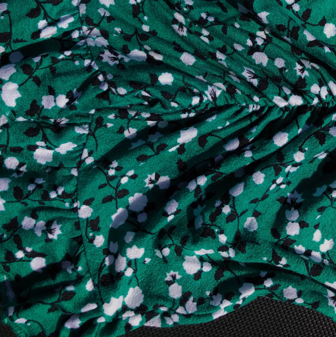 blommig off-shoulder ruched crop-top  - 90