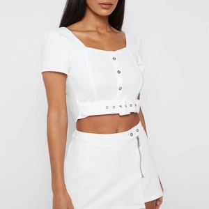 Vit top - Vit top från Maniere, lyxlgt material 10/10.                     Aldrig använt, oöppnad i påsen, strlek S. säljer pga jag råka beställa 2 av samma top. köpt för £29.99 = 340kr, säljer billigt vid snabbaffär. 