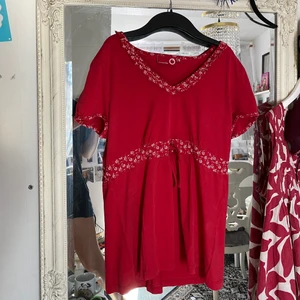 Röd tröja  - Säljer denna tröja, frakt 44kr💞💞 hör av dig för frågor eller intresse. Om fler är intresserad blir de budgivning kram😇