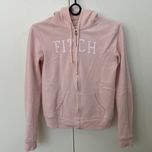 Abercrombie&Fitch huvtröja  - Säljer denna ljusrosa huvtröja med dragkedja från Abercrombie&Fitch med mysig fleece på insidan. Kvalitén är jättefin på den! Antingen kostar frakten 45kr eller så kan vi mötas upp i Malmö. 