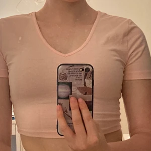 Topp - En jättefin topp ifrån shien dock känner jag mig inte bekväm i den så någon annan får nog bättre användning av den än mig. Köparen står för frakten 