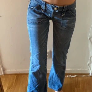 lågmidjade bootcut jeans -  fint skick! kan fraktas eller mötas på söder, köpare står för frakt💗