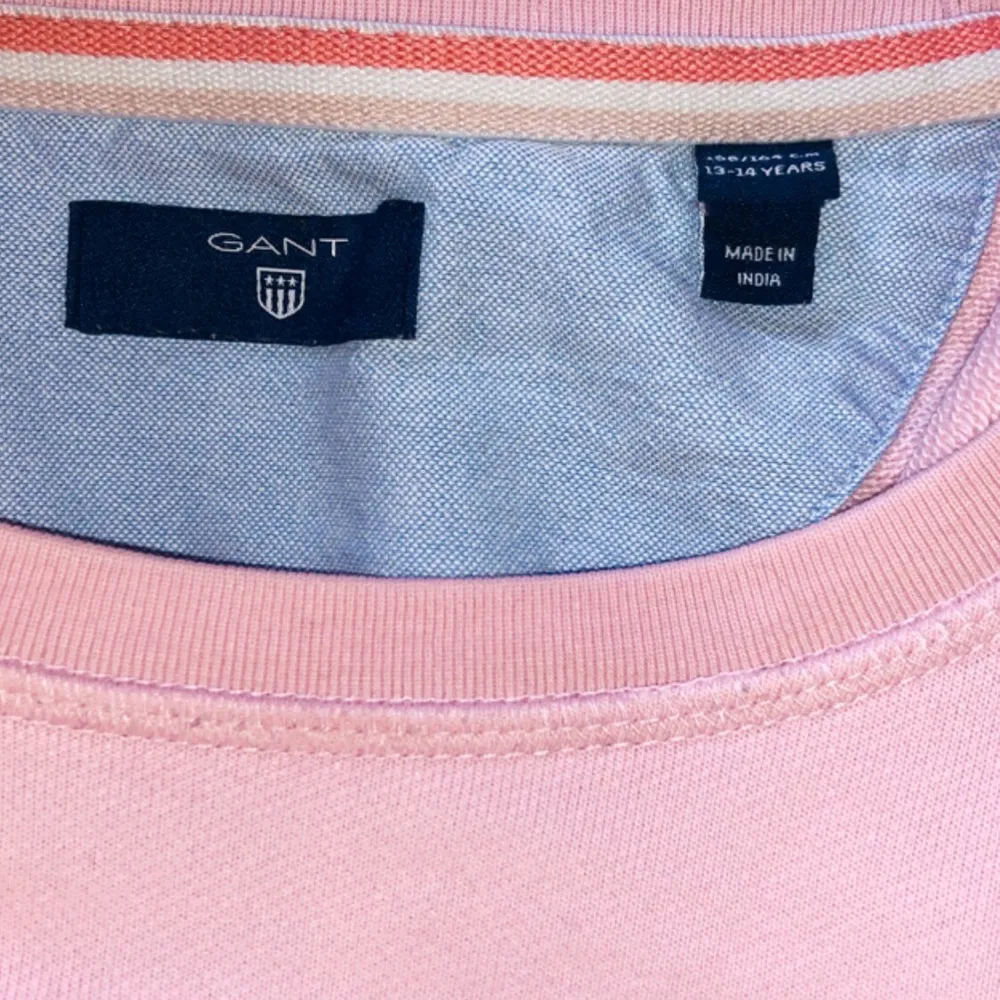 En jättefin tröja ifrån Gant som är sparsamt använd, storleken är 158/164 men passar en S och XS!. Tröjor & Koftor.
