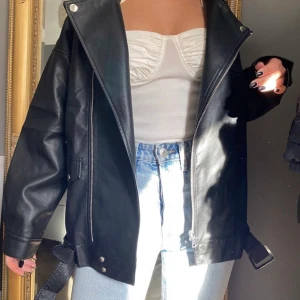 Oversized faux leather jacket strl M - Oversized faux leather jacket, helt oanvänd och i nyskick. Köpt för 579 kr. Så snygg! Storlek M men passar XS-L beroende på hur oversized man vill att den ska vara🥰 FLERA VERKAR VARA INTRESSERADE, BUDA!!! (Högsta bud just nu: 490kr)