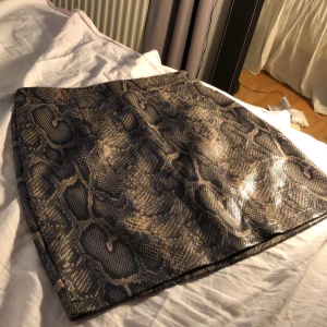 Skinnkjol stl s - En skinnkjol i snakemönster från boohoo som är asball