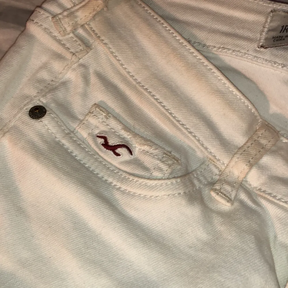 Vita jeans med hål i ena knät från hollister. Jeans & Byxor.
