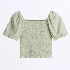 Pastel grön top, Gina tricot - Pastell grön Nelma puff sleve top från Gina tricot, nästan oanvänd, storlek xs