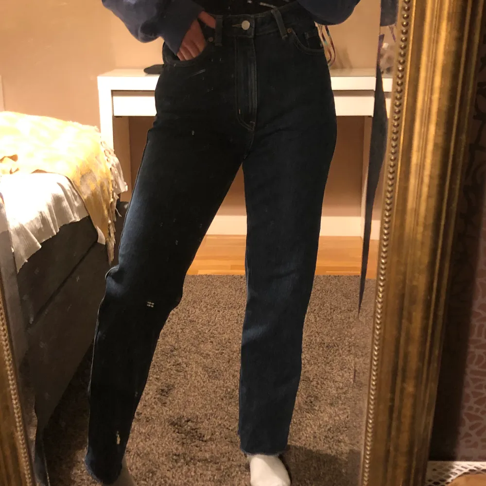 Ett par mörkblåa jeans från Weekday i modellen Row. Säljer pga för stora i midjan för mig. Använda ett fåtal gånger 🥰. . Jeans & Byxor.