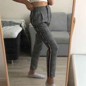 Kostymbyxor  - Rutiga kostymbyxor från ASOS i storlek 36/38. Använda fåtal gånger så i mycket fint skick! Kan hämtas upp på Södermalm annars kostar frakt 33kr!