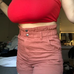 Shorts - Säljer ett par tegelröda shorts då de aldrig kommer till användning (använda en gång) ☺️