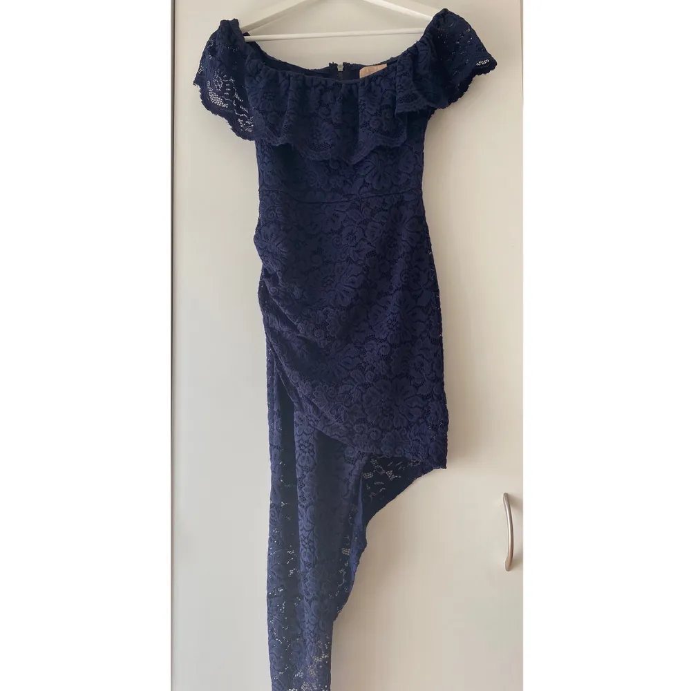 💙Off Shoulder Lace Dress från Nelly, snygg modell som passar supersnyggt och ger fina kurvor. Använt endast 2ggr. Kom gärna med bud. Kan mötas i Stockholm. Klänningar.