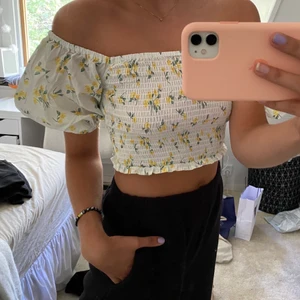 Topp från NAKD - Jättesöt croppad off shouldertopp med blommor, från NAKD, helt oanvänd! Endast provad, Storlek 34. Säljer då det inte är min stil. Nypris 349kr säljer för 280kr eller högsta bud :)
