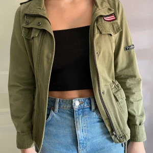 Militärgrön denimjacka med detaljer - Söt jacka från märket ONLY med ett antal detaljer. I strl S :)
