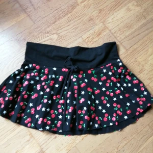 Körsbärskjol  - Supersöt kjol med körsbär och stjärnor. Storlek M/L. Jättefint skick. Älskar den men tycker den är för kort på mig. Priset är inkl vanlig frakt 🍒