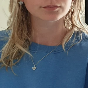 Halsband med bi berlock - Super gulligt och simpelt halsband med en bi berlock. Halsbandet är helt handgjort av mig själv. Förutom priset på 69kr medföljer även en frakt på 11kr. Kolla gärna in min instagram @angeljwlry för fler smycken och erbjudanden! <3