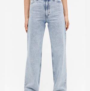 Trendiga snygga jeans i modellen Yoko från monki. Första bilden är lånad från hemsidan. Priset kan prutas;) Skriv för fler bilder🥰