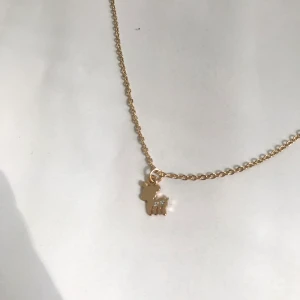 Örhängen och halsband - Ett matchande litet sett-ish. Vet inte vad det är för liten figur men jag tippar på nått litet rådjur. 25kr + frakt 11kr (tar bara swish)