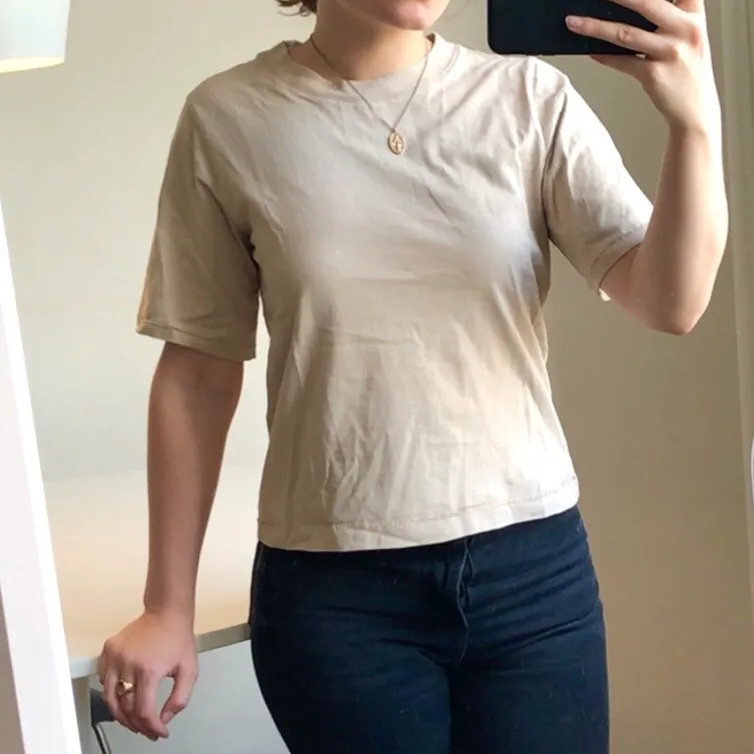 Beige oversize T-shirt i storlek XS. Superfin och enkel att ha till det mesta, säljer eftersom jag har en till liknande ❤️ Pris: 50kr + frakt. T-shirts.