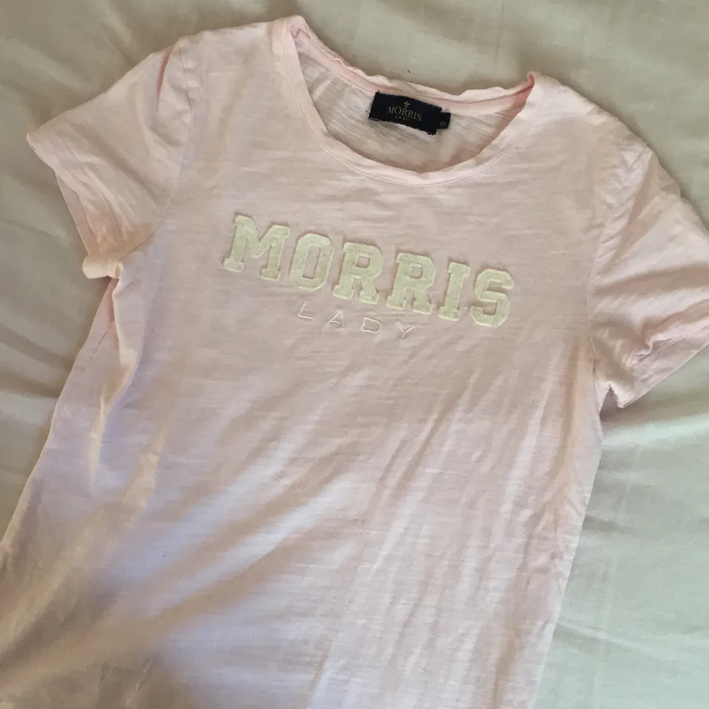 Rosa Morris lady t-shirt. Lite sliten, men i ok skick ändå.. T-shirts.