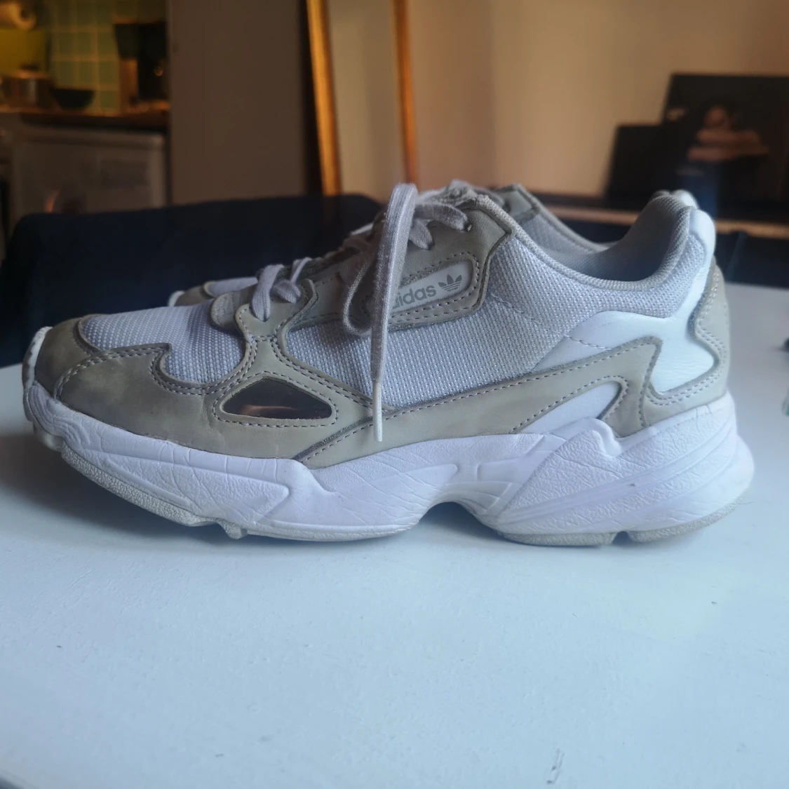 Adidas Falcon vit/beige strl 38