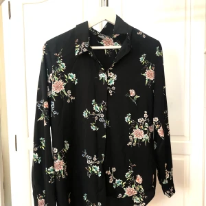 Snygg skjorta - Jäkligt snygg skjorta med växter. Har använt sparsamt. Lång i ärmar och i nederkant så passar även en S! 
