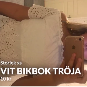 En vit tröja  -  En jättefin vit tröja tyvärr lite för liten för mig men annars är den perfekt det finns liten fläck men det syns inte 💕