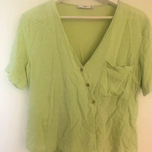 Ljusgrön blus  - (Den är mycket grönare i verkligheten) Söt och fin ljusgrön blus från mango. Använd fåtal gånger därmed bra skick. Frakt tillkommer 