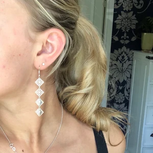 Jättefina örhängen  - Säljer ett par jättefina silvriga örhängen. I mitten av varje fyrkant finns en liten kristall som skiner så härligt i solen. Dessa örhängen har aldrig riktigt kommit till användning för mig och därav säljer jag dem. Kan mötas upp i Göteborg annars skickas dom med brev. Priset är frakten inkluderad.