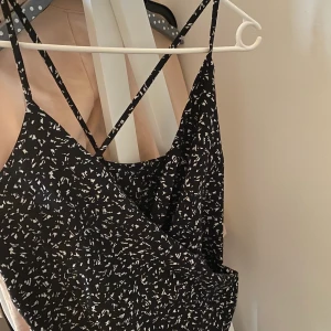 Topp från Gant - omlott fram, korsad bak - Topp från Gant, omlott fram & korsade band bak. I nyskick med prislappen kvar. Ordinarie pris 1399kr. 