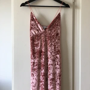 Rosa sammetsklänning  - Asymmetrisk rosa sammetsklänning - snygg oxå med T-shirt under! 🌸 plus frakt 36 kr - samfraktar gärna så kolla gärna min sida! 🌸✨