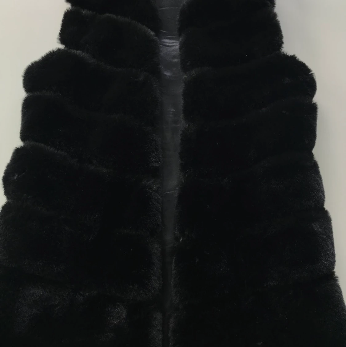 Svart pälsväst