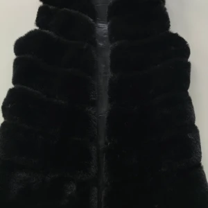 Svart pälsväst  - Svart väst i fake päls ifrån miinto sparsamt använd och i bra skick. Ny pris 800kr 