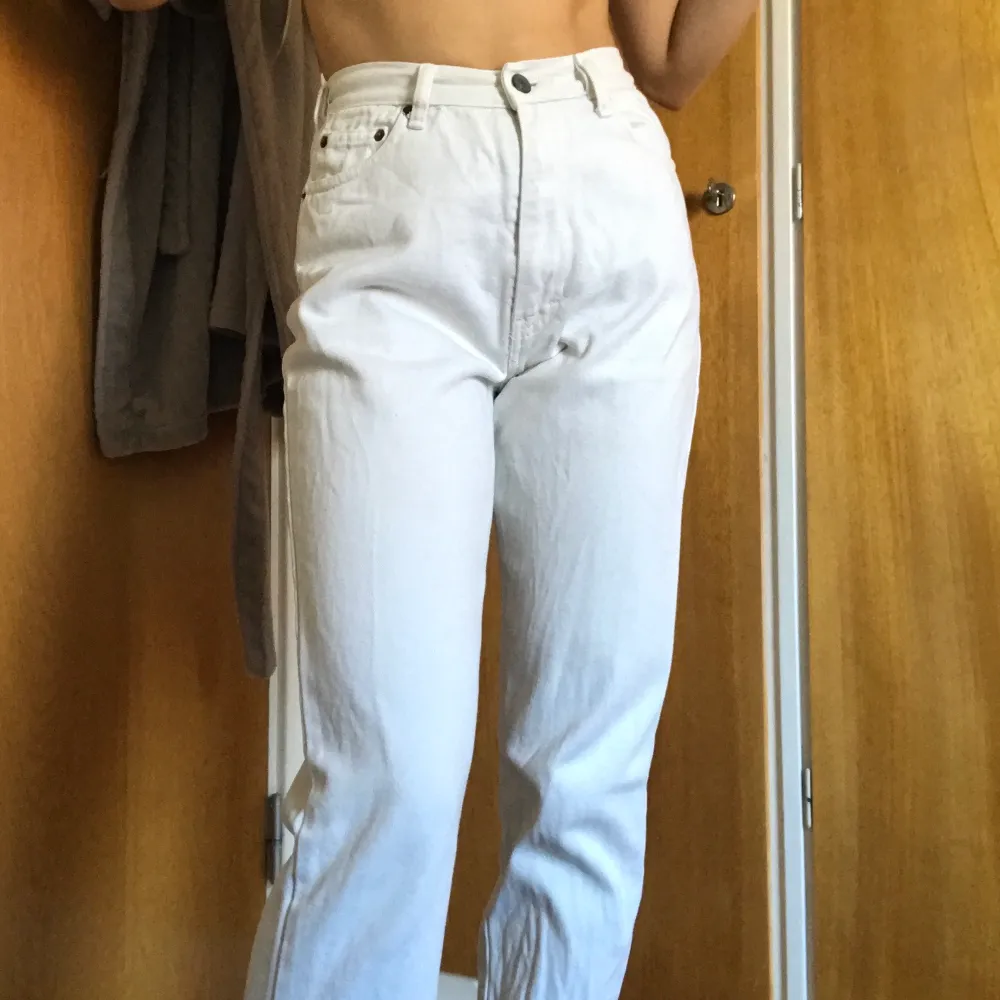 SVINsnygga vita jeans köpta vintage i Frankrike!! Ca storlek s/xs, skriv privat för mått! Jag på bilden är 162 cm. Frakt på 63kr tilkommer💛. Jeans & Byxor.