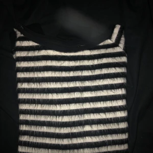 Svart-vit-randig tröja - Storlek M. Supermysig men säljer för att den inte kommer till användning. 