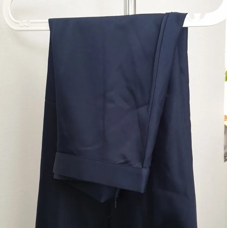 Lång marinblå kjol med ett typ av silkematerial. Passar både Xs och S. Köparen står för fraktkostnaden. Kjolar.