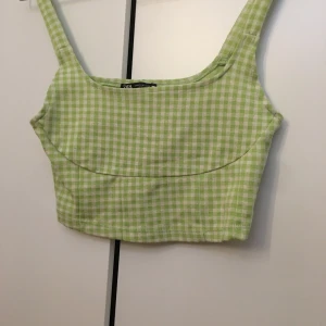 Söt topp från Zara - Super söt gör och vit rutig topp från zara. Nyskick och aldrig använd då den är förliten för mig🦋