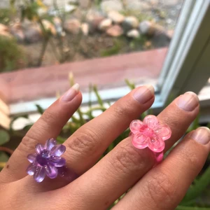 Blom ringar🌸 - 2st supersöta plast ringar i form av blommor🌸 10kr + 11kr frakt för båda två💓