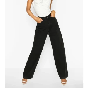 Vida jeans tall - Hej! Säljer ett par svarta vida jeans från boohoo då dem tyvärr var för stora för mig. Vid snabbt köp får ni byxorna för 250kr inklusive frakt 💕