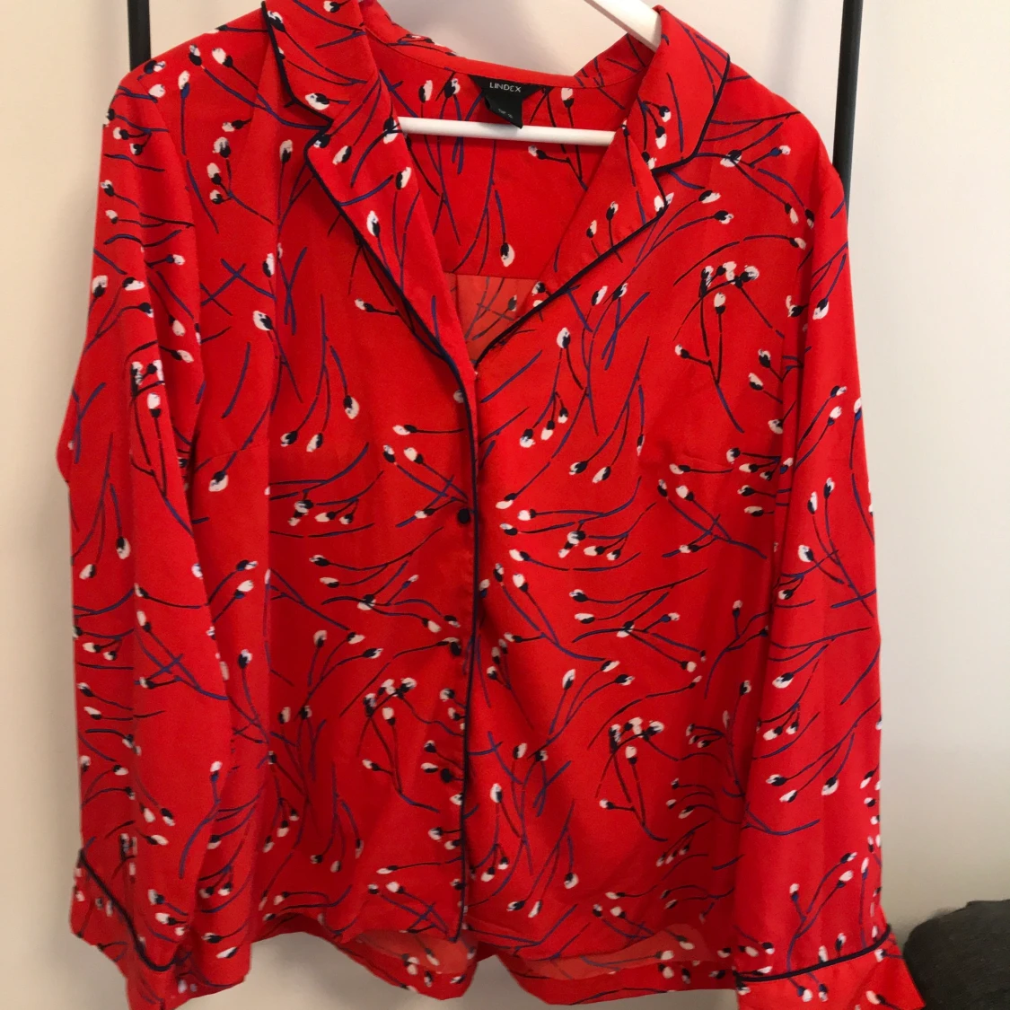 Klarröd skjorta med fina detaljer - 90