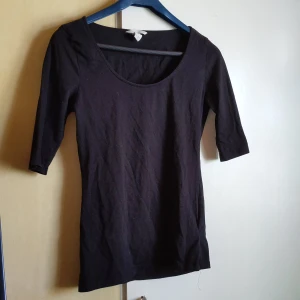 Basic t-shirt från HM - Basic tröja från HM, passformen är rätt tajt men stetchig tröja 