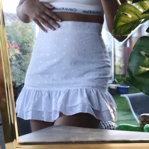 Volangkjol från PrettyLittleThing - Suuuuperfin kjol med volang i botten från PrettyLittleThing🥺💞 Använd endast en gång och i strl 34🤩