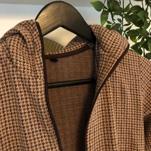 Rutig hoodie  - Brun Rutig hoodie i strl ca, vet inte märket då den är från second hand, säljer då jag inte använder den längre💗