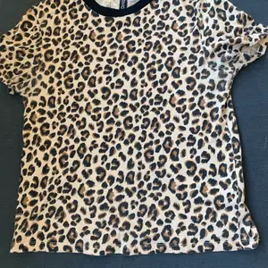 Säljer min leopard tröja som är i fint skick i storlek Xs, säljs pga att den inte används längre.  Nypris=?                                                                            Säljer för=30kr