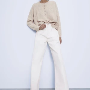 Vida jeans från Zara i storlek Xs - Naturfärgade/beiga/krämvita vida jeans från Zara i storlek Xs. Helt nya med lappar kvar. Slutsålda på hemsidan. Nypris 399:- Buda från 250 + frakt 