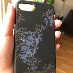  - Ett superfint mobilskal för Iphone 8 (funkar även för 7) från richmond&finch! även avtagbar kant (se bild 2) använt en del så finns några mindre repor. Nypris ca 299kr! pris kan diskuteras:)