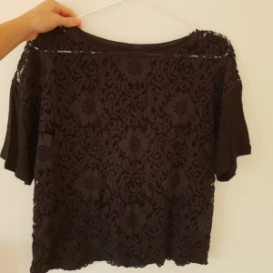  - T-shirt med spetsliknande material på framsidan!