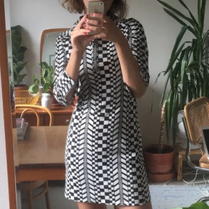  - 60-talspärla! En jättevacker klänning från 60 talet, figurnära och assnygg till höga stövlar. Defektfri, frakt tillkommer om ej möte i Sthlm bestäms. 