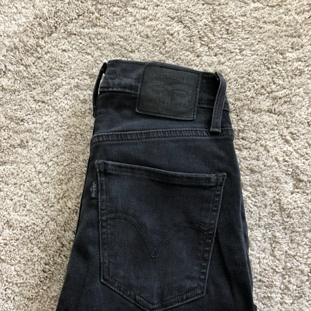 Mile high super skinny jeans från Levis i svart/mörkgrå. Köparen står för alt. Frakt. Jeans & Byxor.