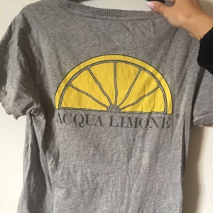  - Acqua limone t-shirt i strl XS men passar även S perfekt. Köparen står för frakten😊 Ordinarie pris 499kr